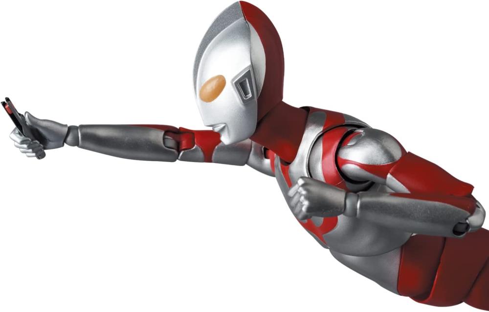 PRE-ORDER - Shin Ultraman MAFEX No.207 Ultraman (Deluxe Ver.)