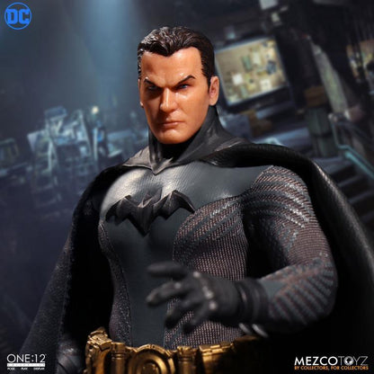 DC Comics One:12 Collective Batman Ascending Knight Mezco Exclusive (Black and Gold)